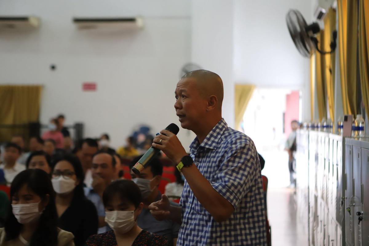 Các phụ huynh học sinh yêu cầu Trường Ischool Nha Trang mời chuyên gia giỏi về hộ trợ, điều trị cho các em học sinh trong vụ nghi ngô độc thực phẩm.