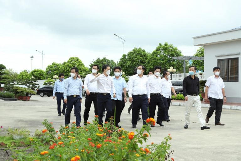 Lãnh đạo tỉnh Nam Định kiểm tra hoạt động tại một KCN trên địa bàn tỉnh.
