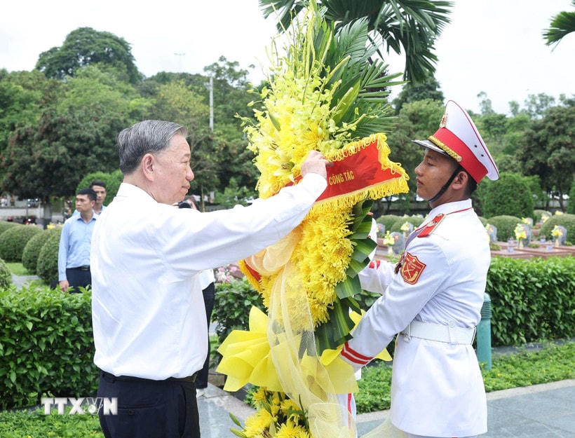 Tổng Bí thư Tô Lâm dâng hoa tưởng niệm tại Nghĩa trang Liệt sỹ Quốc gia A1. (Ảnh: Thống Nhất/TTXVN)