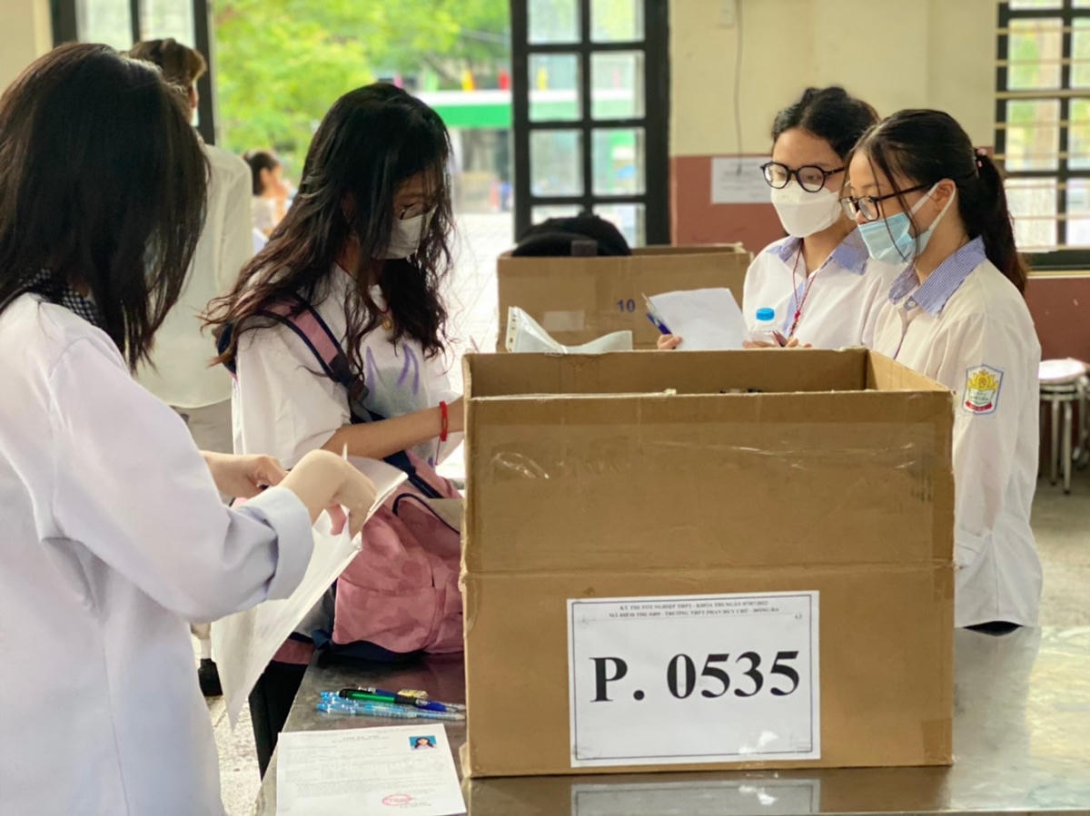 Mỗi phòng thi là một thùng để đồ.