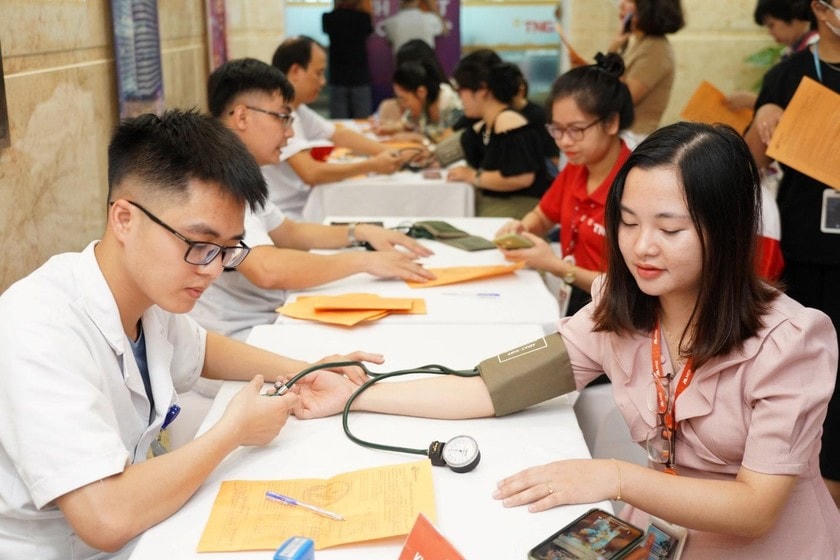 Khám sàng lọc trước khi hiến máu.