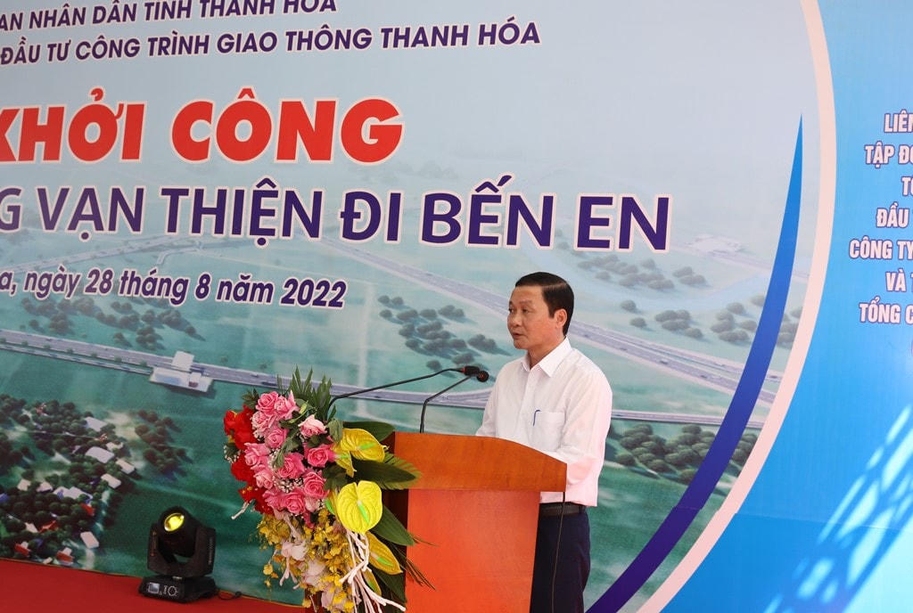 Chủ tịch UBND tỉnh Đỗ Minh Tuấn báo cáo sơ bộ về dự án tuyến đường trị giá hơn 1.200 tỷ đồng.