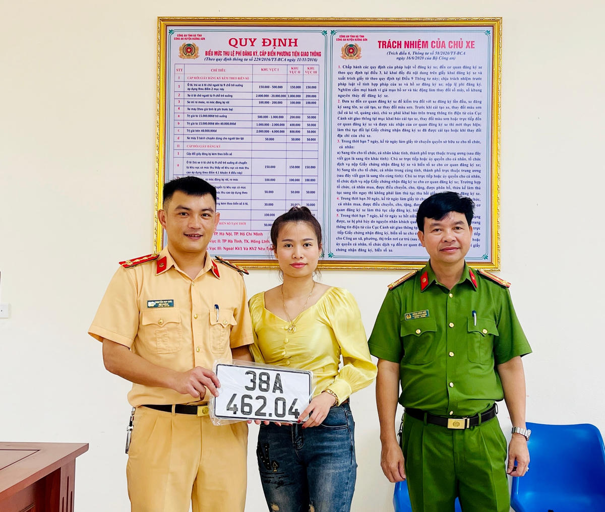 Chị Nguyễn Thị Hoài phấn khởi khi được đăng ký và cấp biển ngay tại địa bàn cơ sở. 
