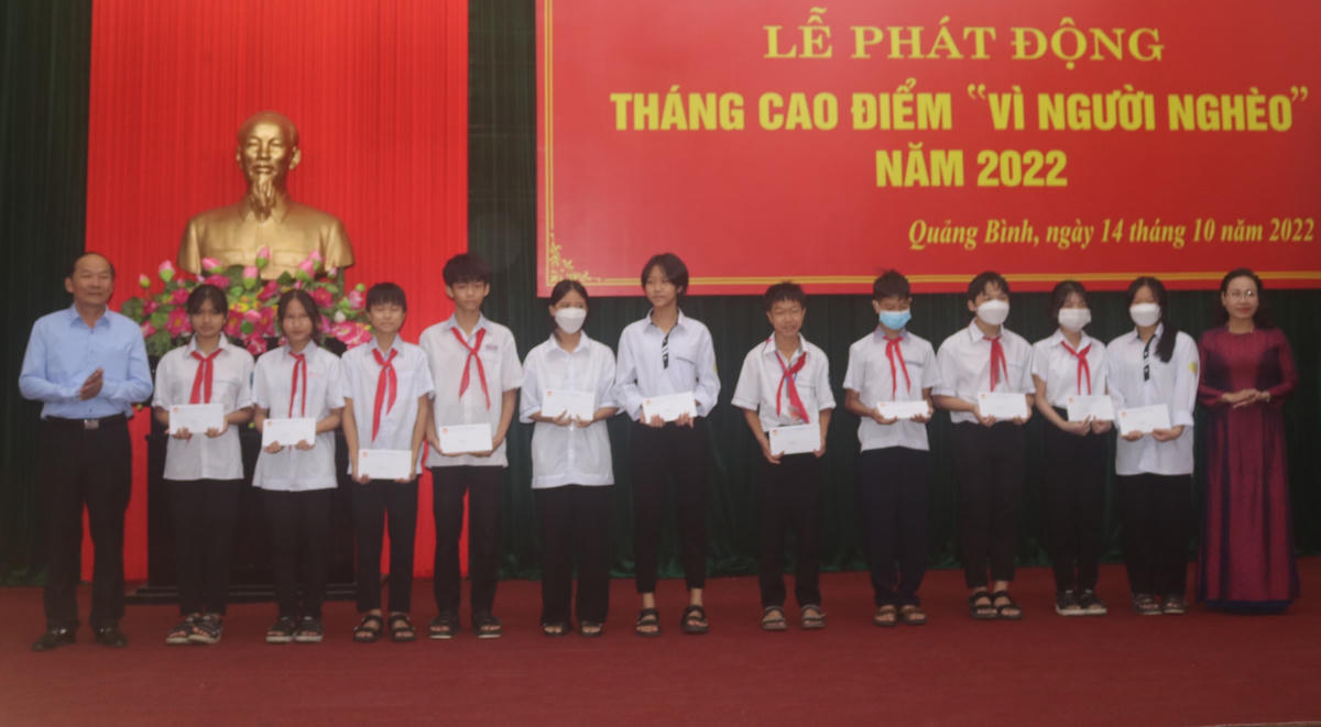 Trao tặng học bổng cho học sinh nghèo.