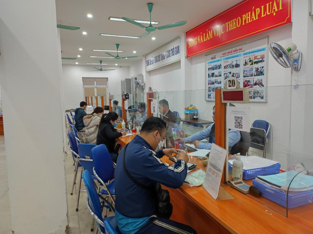 Người lao động chờ làm thủ tục hưởng trợ cấp thất nghiệp tại Trung tâm dịch vụ việc làm Hà Nội.