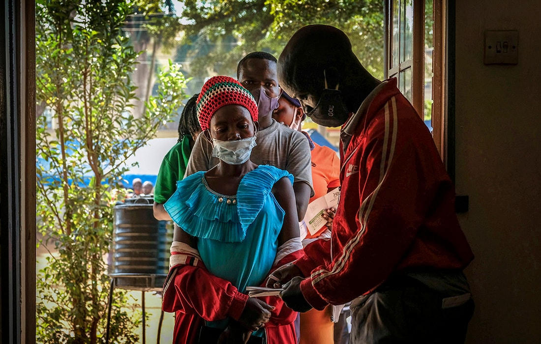 Tiêm vaccine ngừa biến thể mới Omicron ở Kampala (Uganda). Ảnh: AFP.