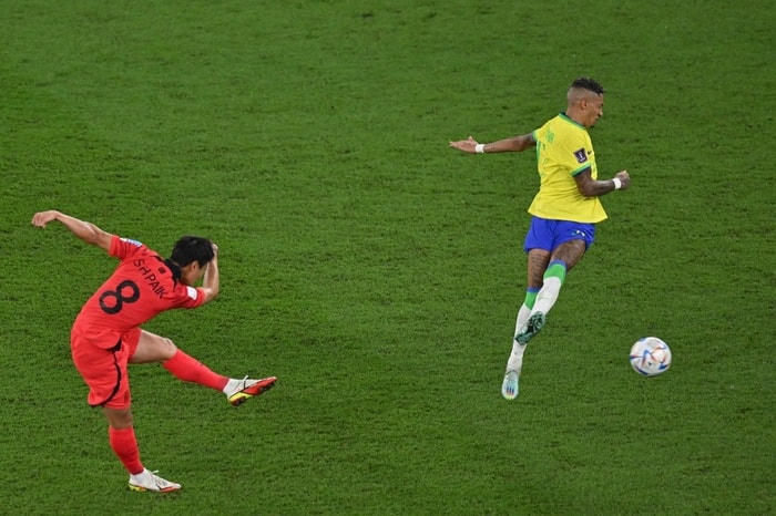 Brazil phô trương sức mạnh tiến vào tứ kết