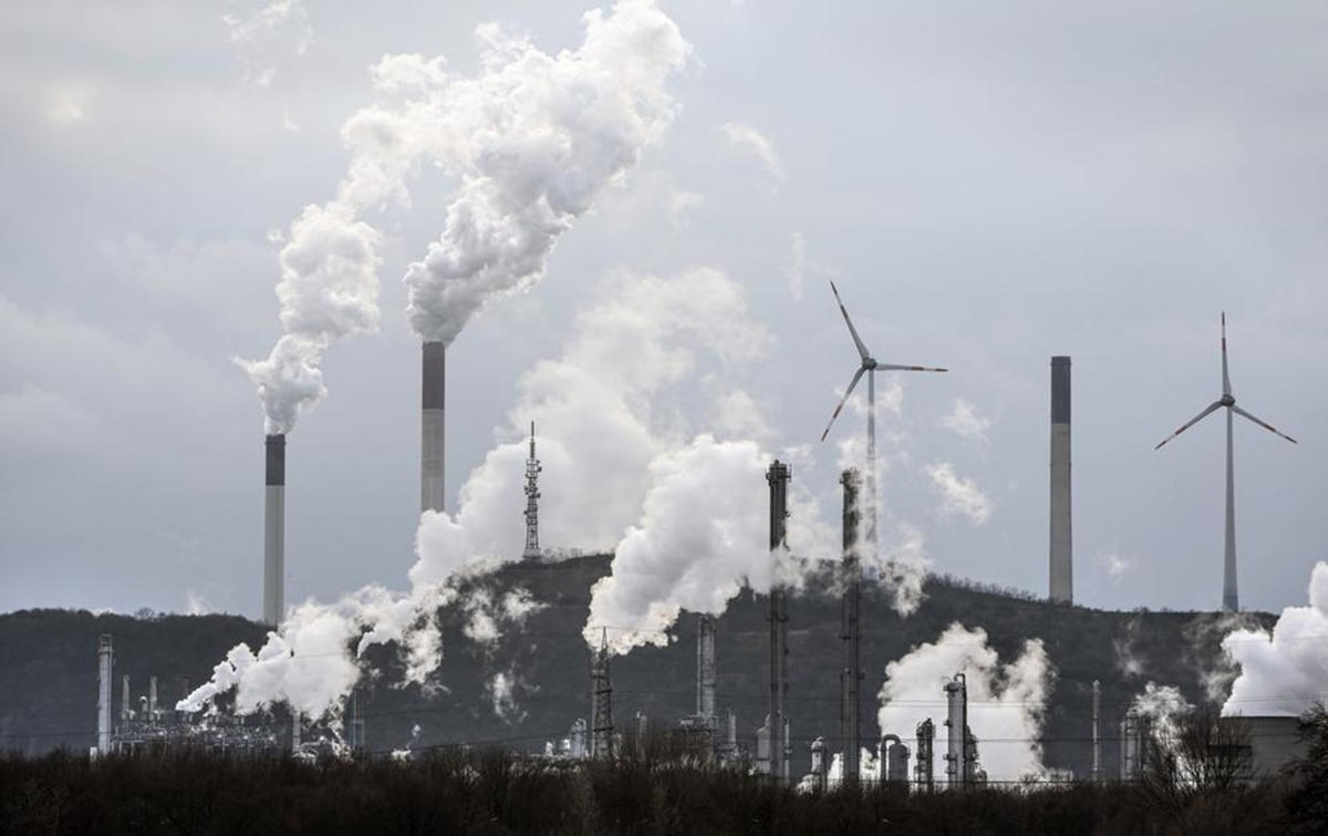 Việc giảm khí thải carbon phải được thực hiện ngay lập tức. Ảnh: Reuters.