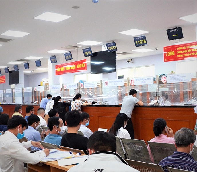 Người dân thực hiện thủ tục hành chính tại Văn phòng Đất đai chi nhánh TP Thủ Đức Ảnh: Hồng Phúc