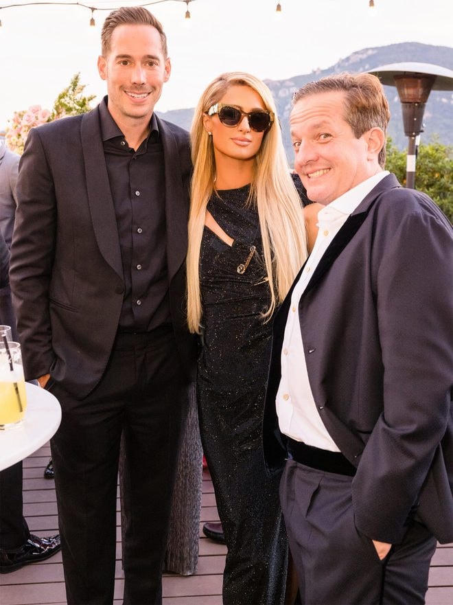 Paris Hilton sang chảnh hết cỡ với dàn khách mời và Donatella Versace.