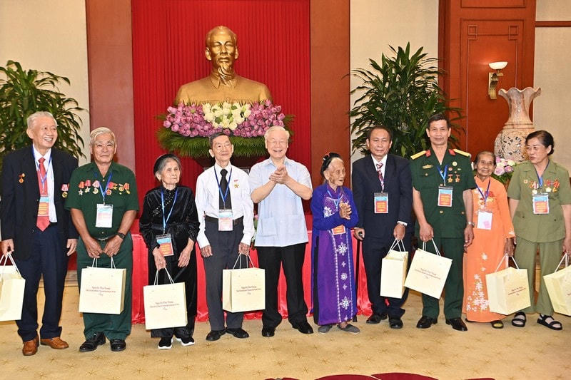 Tổng Bí thư Nguyễn Phú Trọng trao quà tặng các Mẹ Việt Nam Anh hùng và các đại biểu tại buổi gặp mặt. Ảnh: N.D.