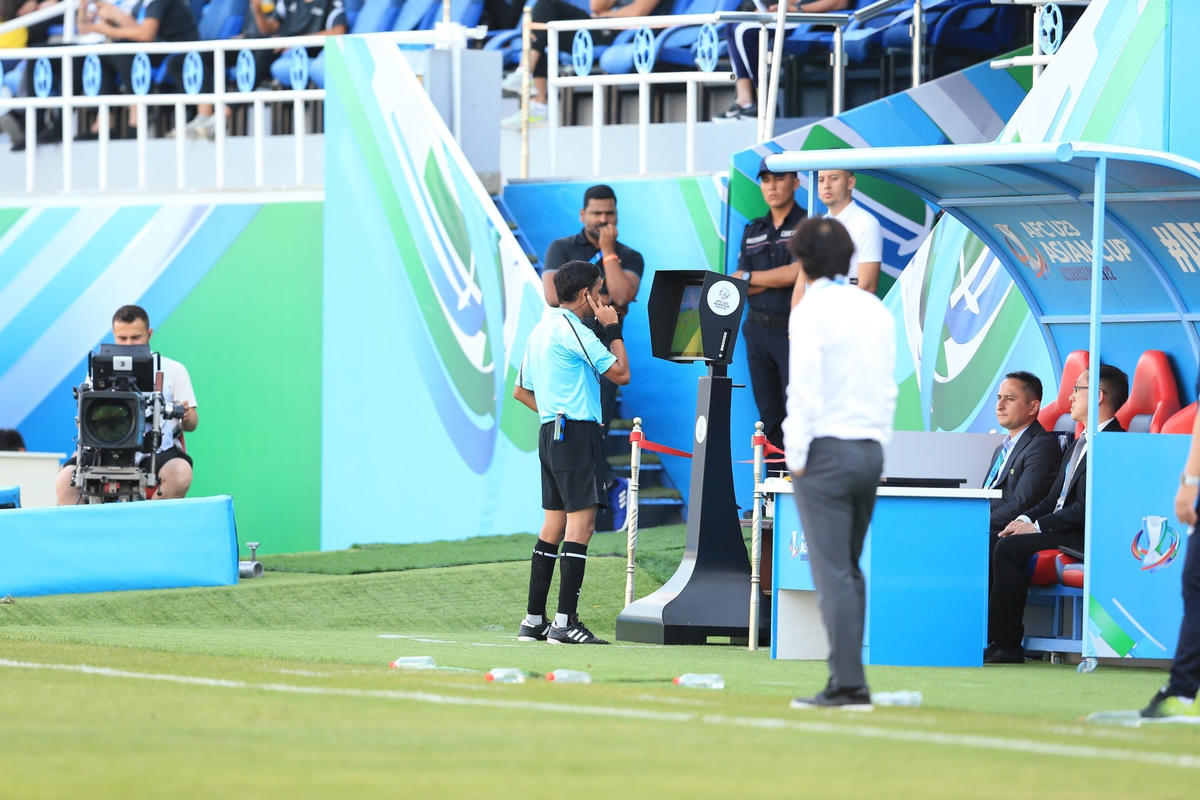 VAR từ chối bàn thắng thứ 2 của Mạnh Dũng nhưng chính VAR đã khiến U23 Malaysia chơi thiếu người và phải nhận cú đá phạt từ chấm 11m.