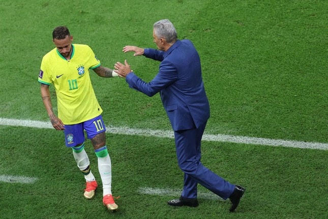 Neymar rời sân ở phút 80.