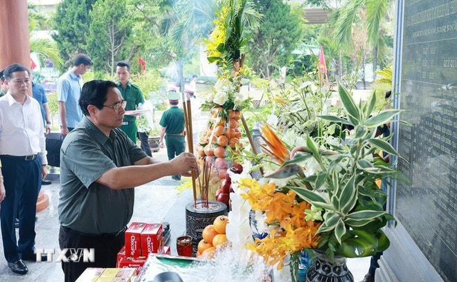 Thủ tướng Phạm Minh Chính dâng hương tại Nhà bia tưởng niệm 16 thanh niên xung phong hy sinh tại Bến phà Long Đại. (Ảnh: Dương Giang/TTXVN) ttxvn-2707-thu-tuong-dang-huong-liet-sy-12.jpg