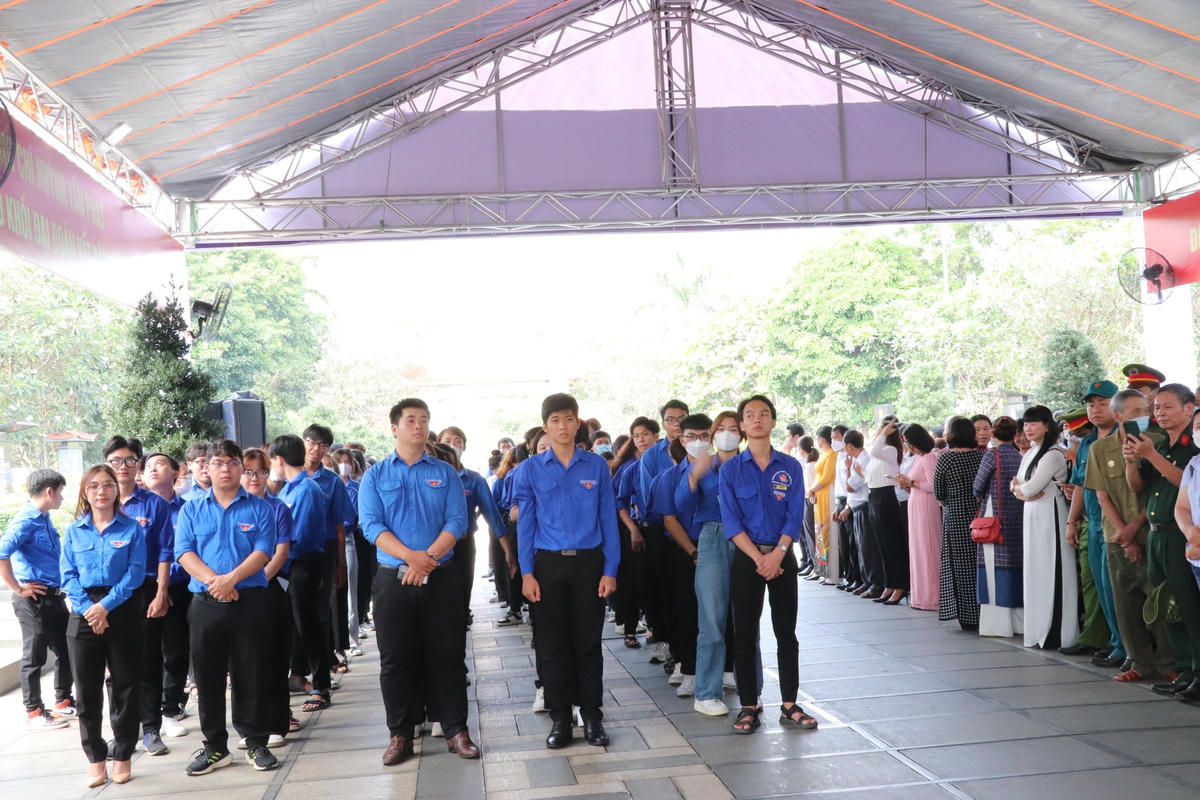 Đông đảo đoàn viên thanh niên và các tầng lớp nhân dân tại buổi lễ dâng hương, dâng hoa đồng chí Huỳnh Tấn  Phát