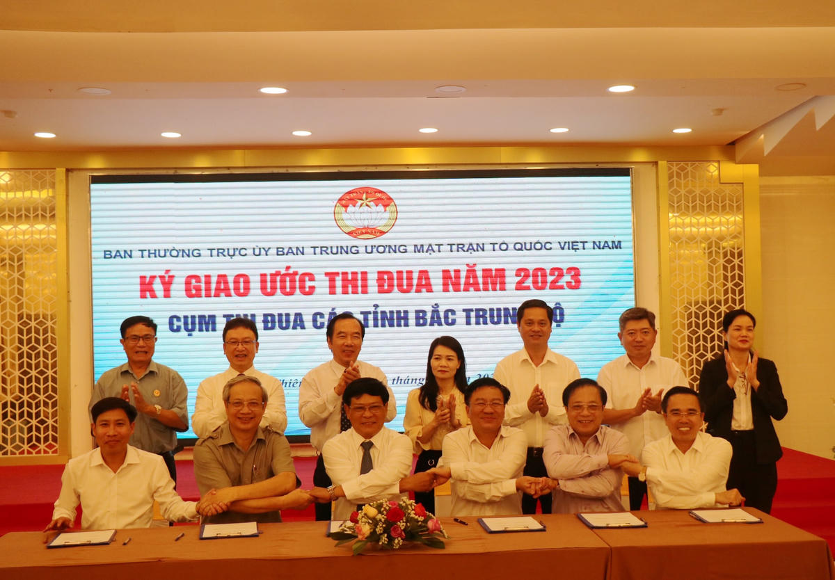 Phó Chủ tịch Ngô Sách Thực cùng các đại biểu chứng kiến lễ ký kết giao ước thi đua giữa các đơn vị trong Cụm năm 2023.