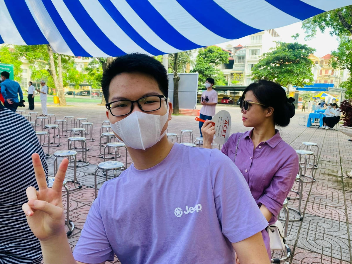 Niềm vui của em Trần Hoàng Minh khi trở thanh tân học sinh lớp 10 của Trường THPT Yên Hòa.