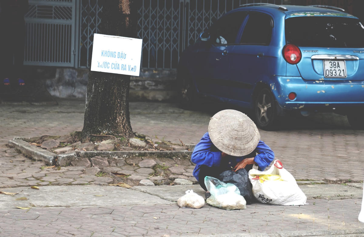 Không khí chào mừng ngày 8/3 đang diễn ra khắp nơi nhưng khi gặp những người phụ nữ nơi đây mới thấy nhiều góc khuất ít ai biết. Dù thế nào họ vẫn là những người phụ nữ có quyền có một ngày được tôn vinh và được nhận những lời chúc tốt đẹp nhất.