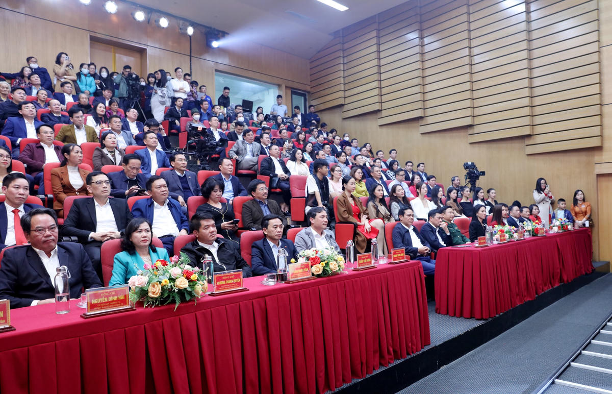 Các đại biểu tham dự chương trình.