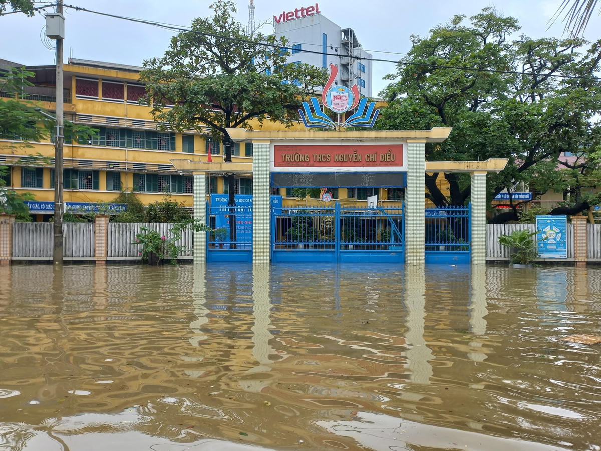 Các cơ quan công sở, trường học đều bị nước lũ bủa vây.