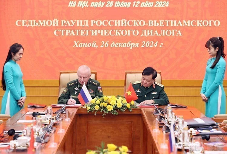 Thượng tướng Hoàng Xuân Chiến, Thứ trưởng Bộ Quốc phòng và Thượng tướng Alexander Vasilyevich Fomin, Thứ trưởng Bộ Quốc phòng Liên bang Nga ký kết văn kiện, làm cơ sở Quốc phòng hai nước tổ chức triển khai thực hiện các nội dung hợp tác trong thời gian tới (Hà Nội, 26/12/2024). (Ảnh: An Đăng/TTXVN)