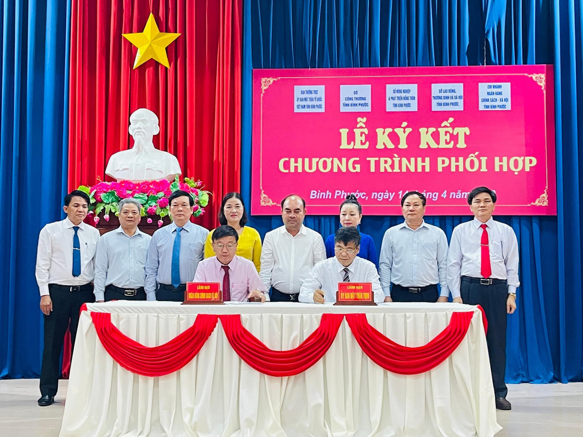 Đại diện lãnh đạo các sở, ngành tham gia ký kết chương trình phối hợp hành động.