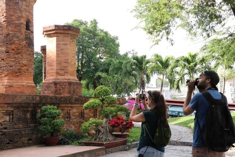 Nga là thị trường khách lớn thứ hai của du lịch Khánh Hòa, chỉ sau Trung Quốc. Trong ảnh: Hai du khách Nga say sưa chụp ảnh tại di tích Tháp Bà Ponagar (Khánh Hòa). (Ảnh: Tiên Minh/TTXVN)
