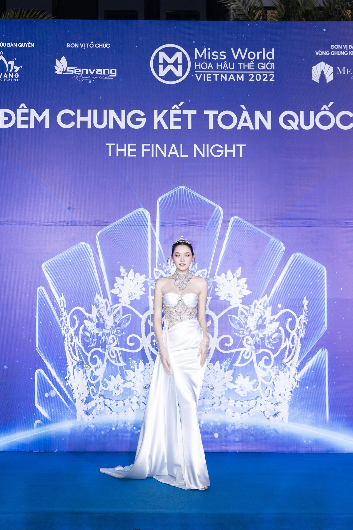 Á hậu Tường San khoe vẻ đẹp đài các trong đầm trắng tinh tế cùng trang sức.