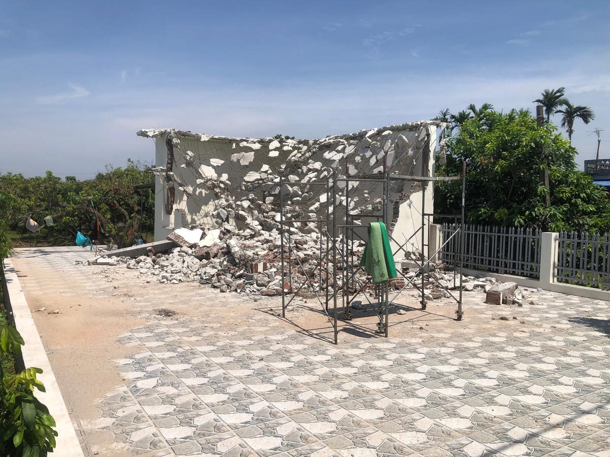 Chủ biệt thự xây dựng trái phép trên đất nông trường tự tháo dỡ công trình vi phạm. 