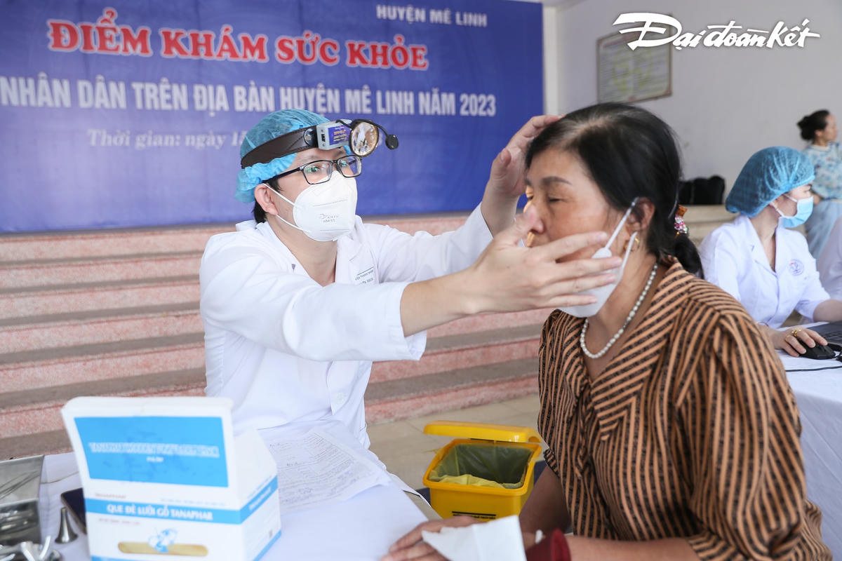 Người dân huyện Mê Linh trong ngày đầu được khám sức khoẻ miễn phí.