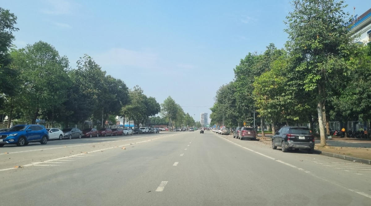 Dự án lát vỉa hè và xây dựng hệ thống thoát nước ngầm đoạn Trường Thi- Lê Nin phải hủy thầu do chậm tiến độ.