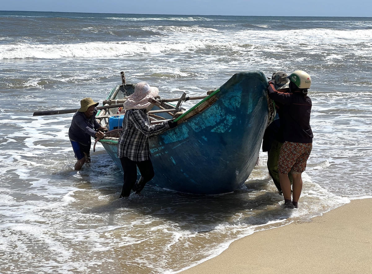 Sau khi đánh bắt ngư dân đưa ghe vào bờ để bán hải sản.