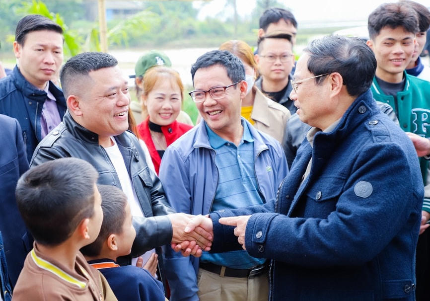 Thủ tướng thăm và chúc mừng năm mới người dân tái định cư tại xã Nghi Phong đã nhường đất để thực hiện dự án.