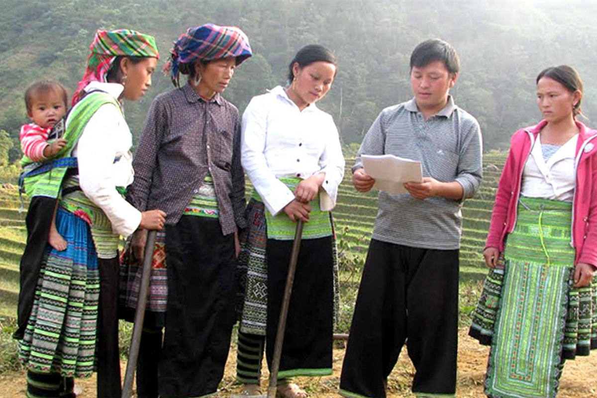 Cán bộ thôn Tà Xùa (xã Bản Công, huyện Trạm Tấu, Yên Bái) tuyên truyền, phổ biến pháp luật cho người dân. Nguồn: Báo Yên Bái.