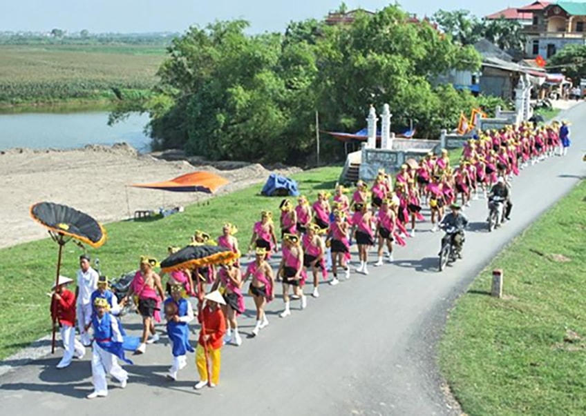 Đoàn rước trên triền đê.