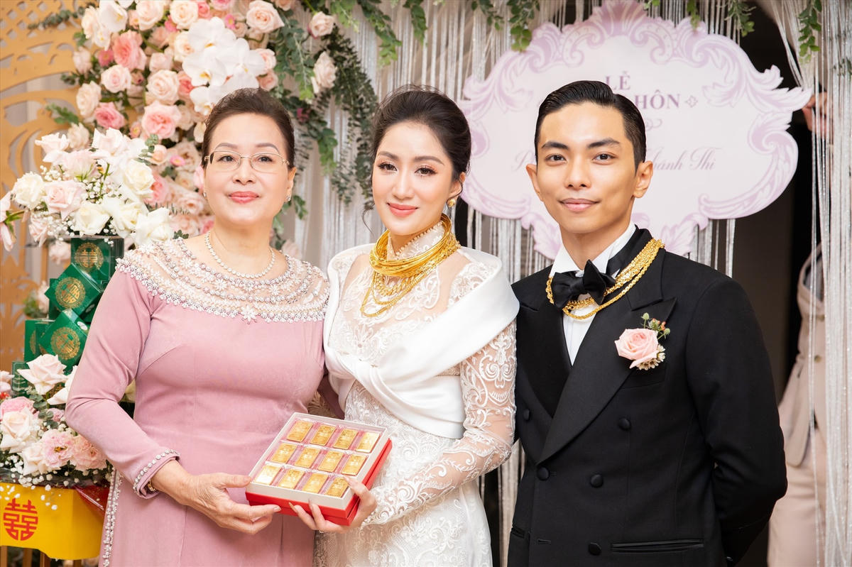 Trong buổi lễ, Khánh Thi bật khóc khi bà ngoại Phan Hiển tuyên bố cháu dâu đã có danh phận.Ảnh: MXH. 
