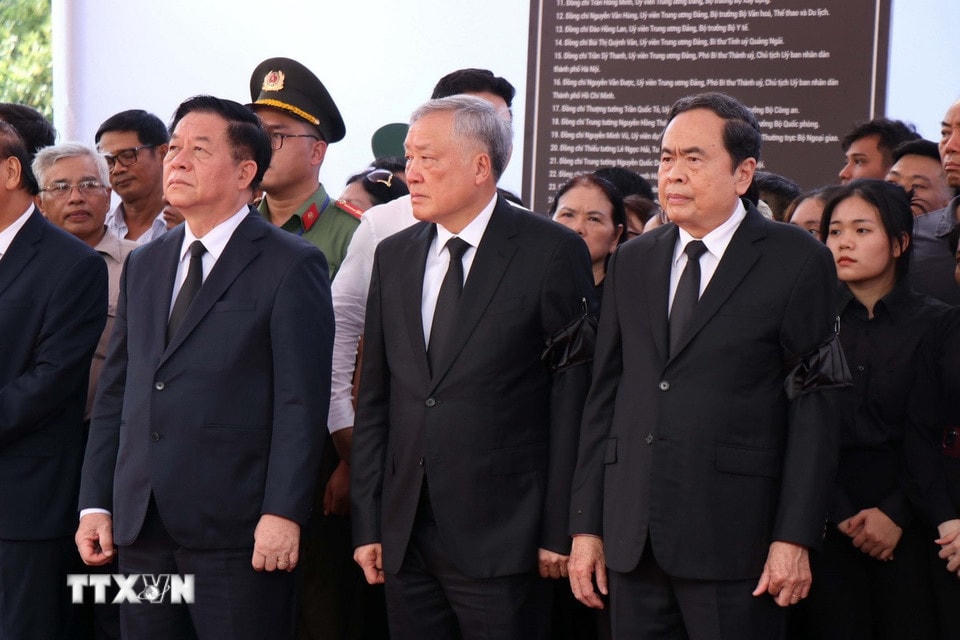 Các đồng chí lãnh đạo Đảng, Nhà nước, Quốc hội đón tại nghĩa trang xã Phổ Khánh. (Ảnh: Phạm Cường/TTXVN)