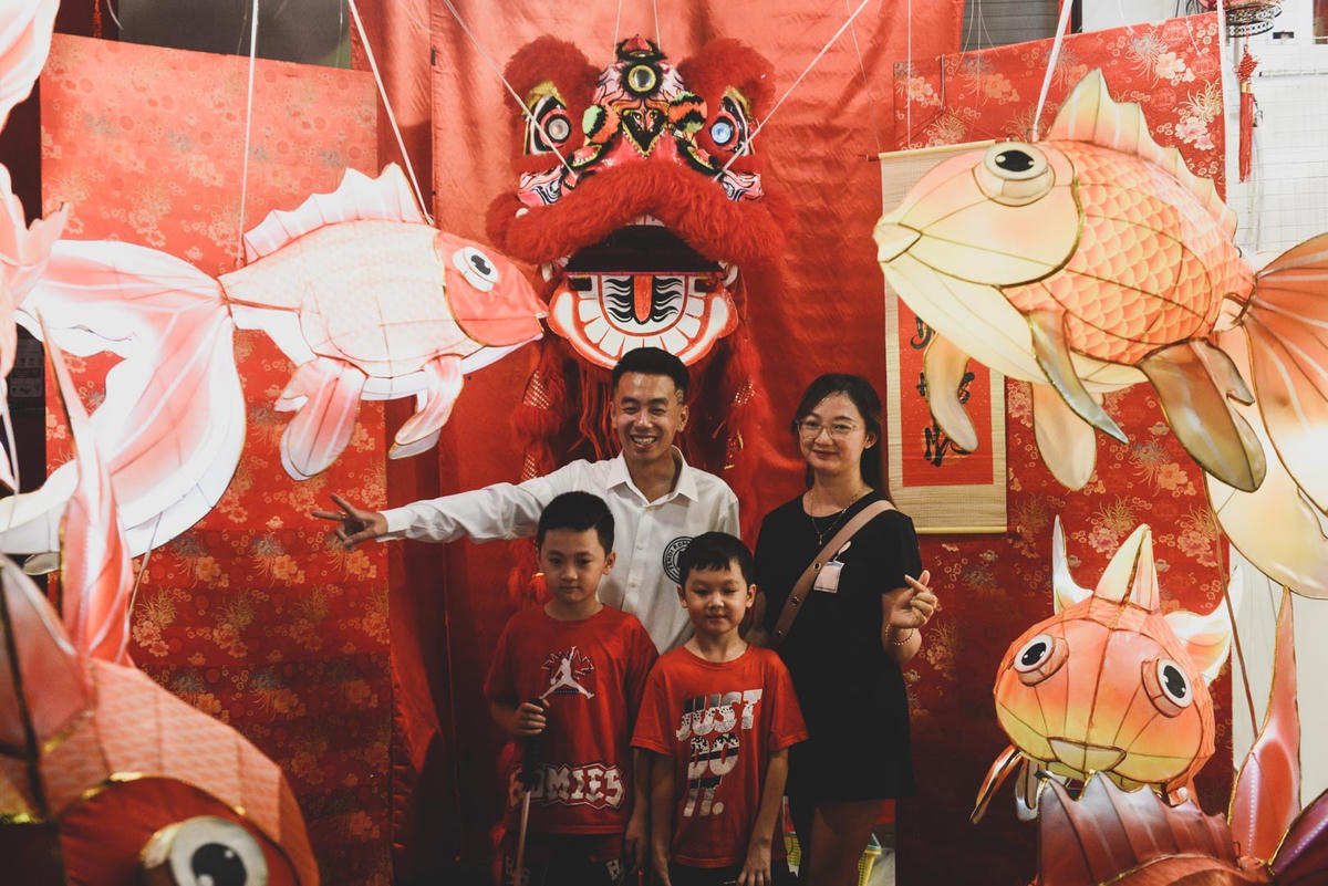 "Năm nay thực sự may mắn khi Rằm Trung thu lại đúng vào ngày thứ 7, nên mình đã quyết định đưa gia đình lên đây. Không khí trên phố tối nay rất vui và náo nhiệt", anh Định (33 tuổi, Nam Từ Liêm) chia sẻ.