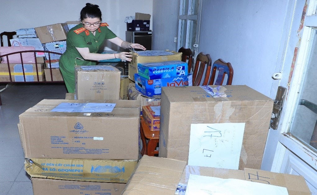 Công an niêm phong các tài liệu liên quan vụ án. Ảnh: C.A cung cấp. 