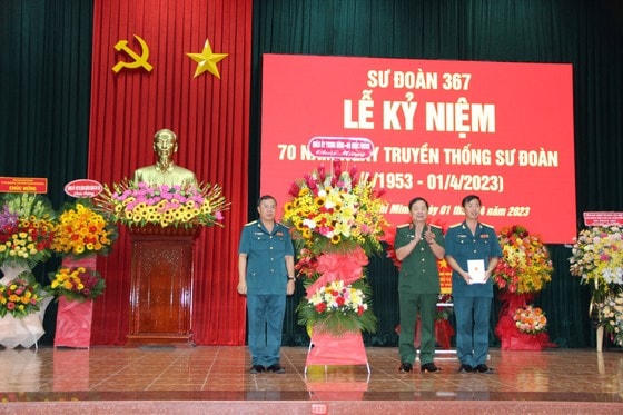 Thượng tướng Lê Huy Vịnh tặng hoa chúc mừng 70 năm thành lập Sư đoàn 367.