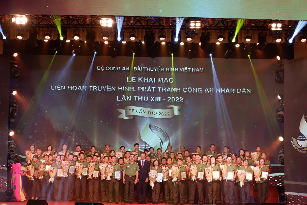 Ban Tổ chức tặng cờ hoa cho đại diện 74 đoàn.