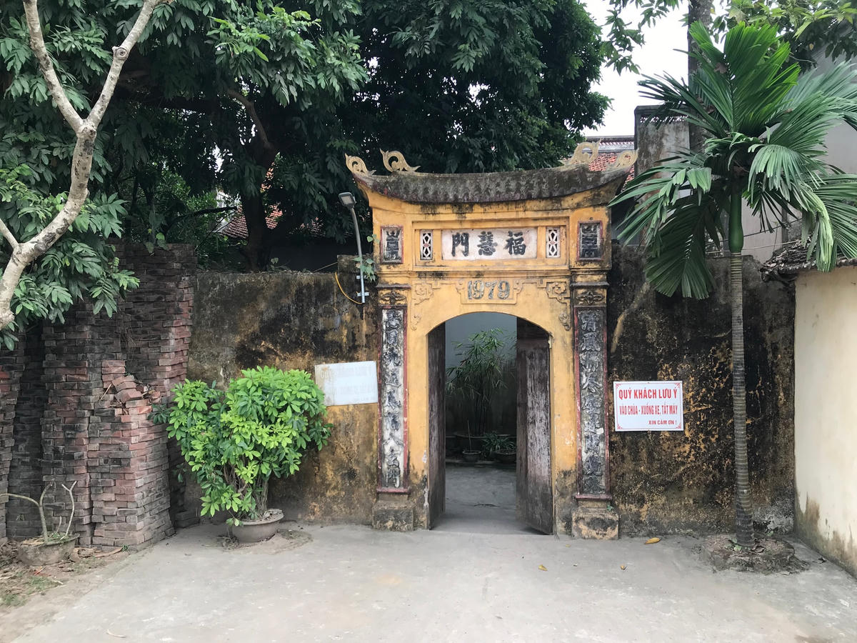 Cổng một ngôi chùa làng dựng từ năm 1979.  