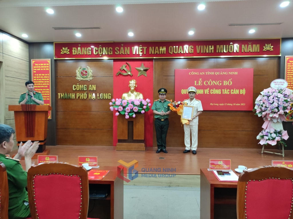 Thiếu tướng Đinh Văn Nơi, Ủy viên Ban Thường vụ Tỉnh ủy, Giám đốc Công an tỉnh Quảng Ninh trao Quyết định bổ nhiệm, điều động Thượng tá Nguyễn Duy Dũng, Trưởng phòng Cảnh sát Phòng, chống tội phạm về môi trường giữ chức vụ Trưởng Công an TP Hạ Long. Ảnh: QMG.