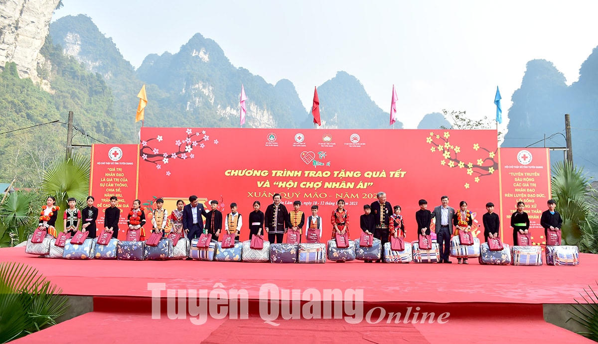 Lãnh đạo Trung ương và tỉnh Tuyên Quang tặng quà cho các em học sinh có hoàn cảnh khó khăn của huyện Lâm Bình