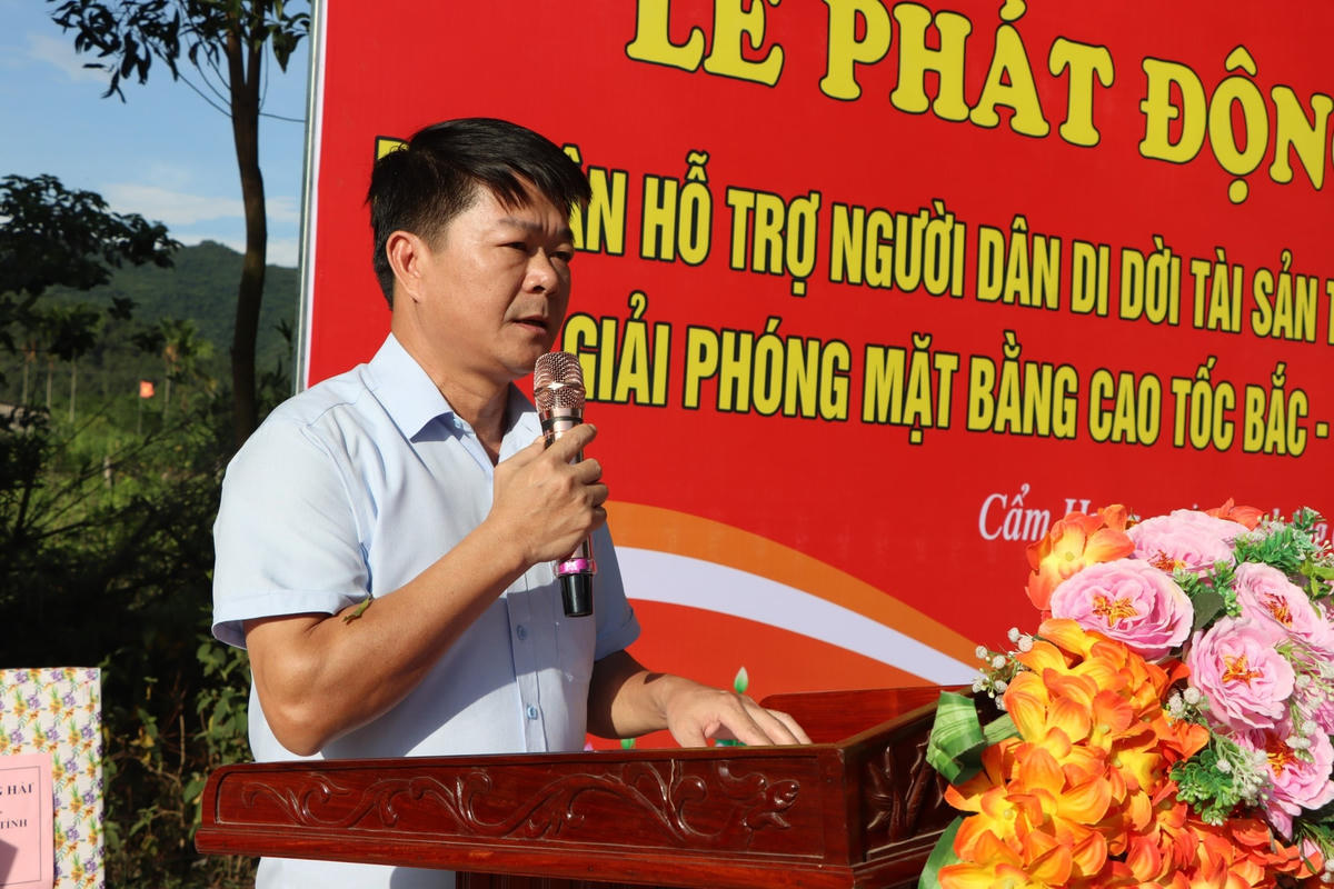 Ông Nguyễn Thanh Long, Chủ tịch Uỷ ban MTTQ huyện Cẩm Xuyên phát biểu tại buổi lễ.