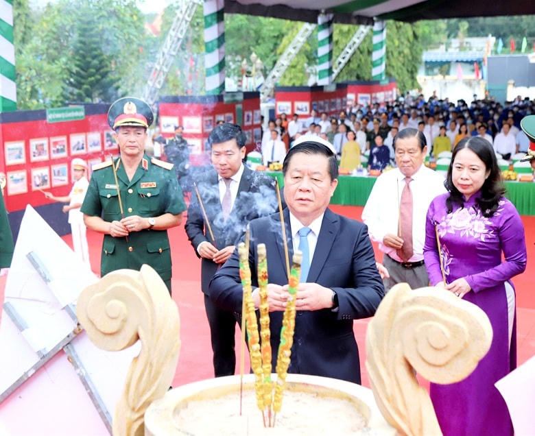 Bí thư Trung ương Đảng, Trưởng ban Tuyên giáo Trung ương Nguyễn Trọng Nghĩa dâng hương tưởng niệm các anh hùng liệt sỹ đã hy sinh trong chiến thắng Chốt chặn Tàu Ô.