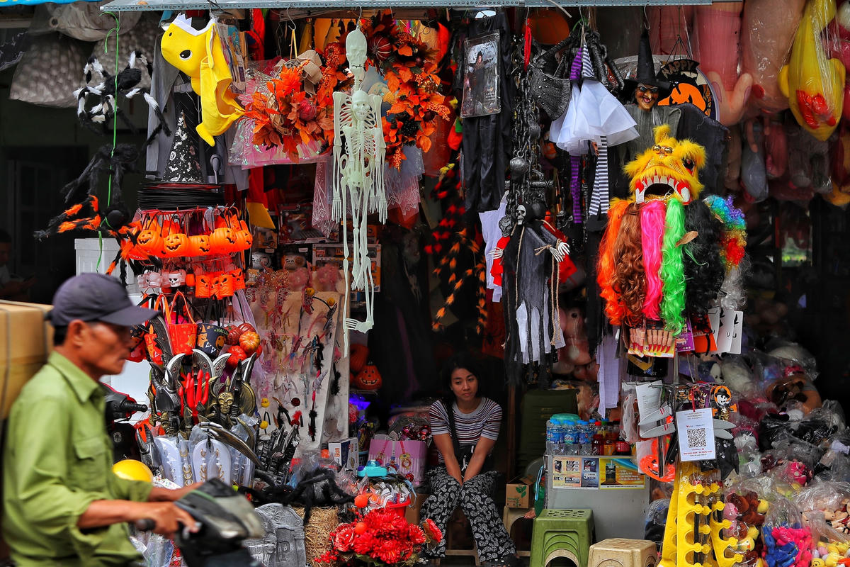 Phố Hàng Mã tràn ngập đồ chơi 'độc' trước ngày  Halloween