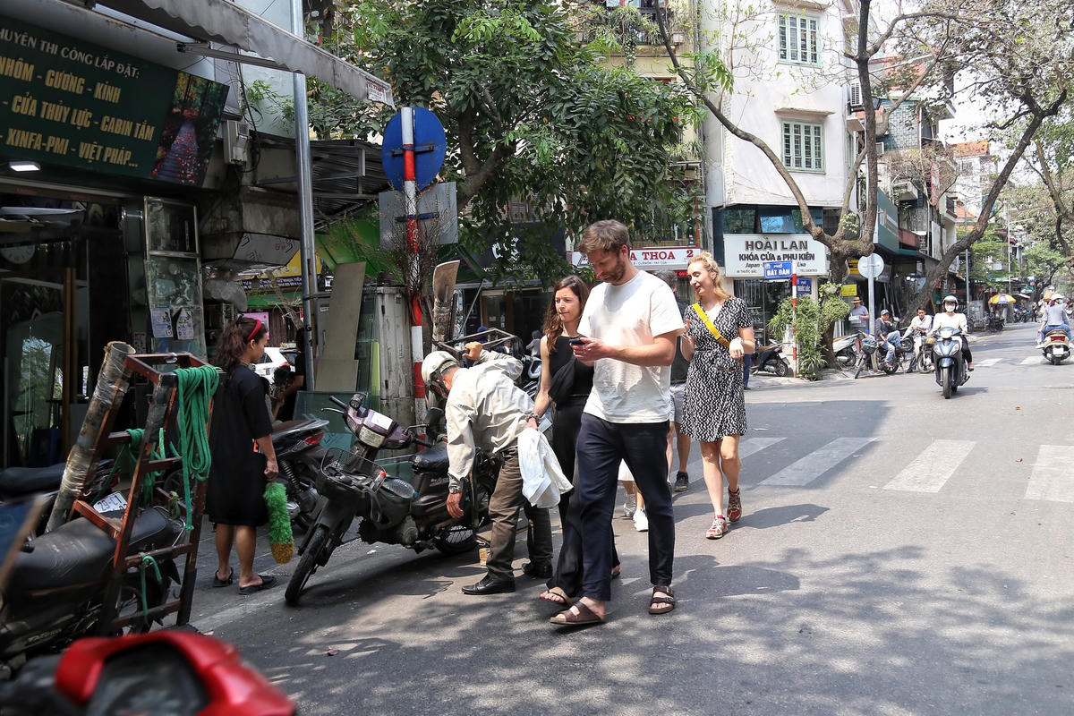 Khách du lịch "phát hoảng" khi thường xuyên phải di chuyển dưới lòng đường cùng xe máy và ô tô.