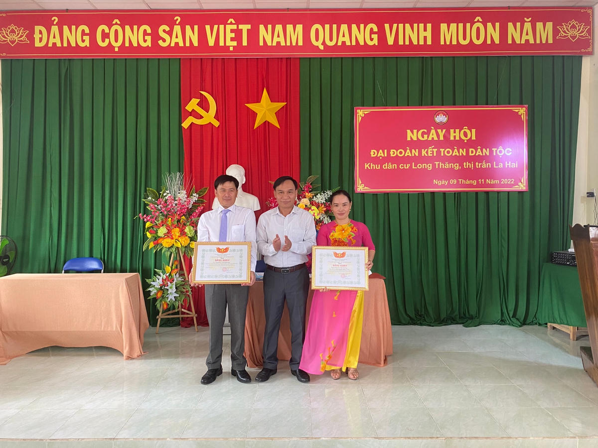 Ông Nguyễn Quốc Hoàn, Chủ tịch Ủy ban MTTQ tỉnh Phú Yên, trao bằng khen cho tập thể và cá nhân của khu phố Long Thăng, thị trấn La Hai, huyện Đồng Xuân có thành tích xuất sắc trong triển khai thực hiện CVĐ năm 2022 tại ngày hội Đại đoàn kết.