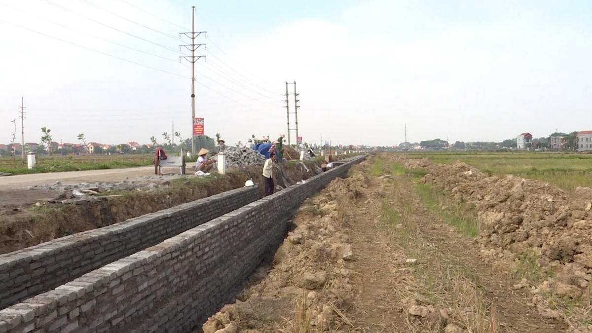 Hoạt động của Ban Giám sát đầu tư của cộng đồng đã hạn chế các sai phạm trong quá trình triển khai thi công các công trình dự án. Ảnh: Mai Anh